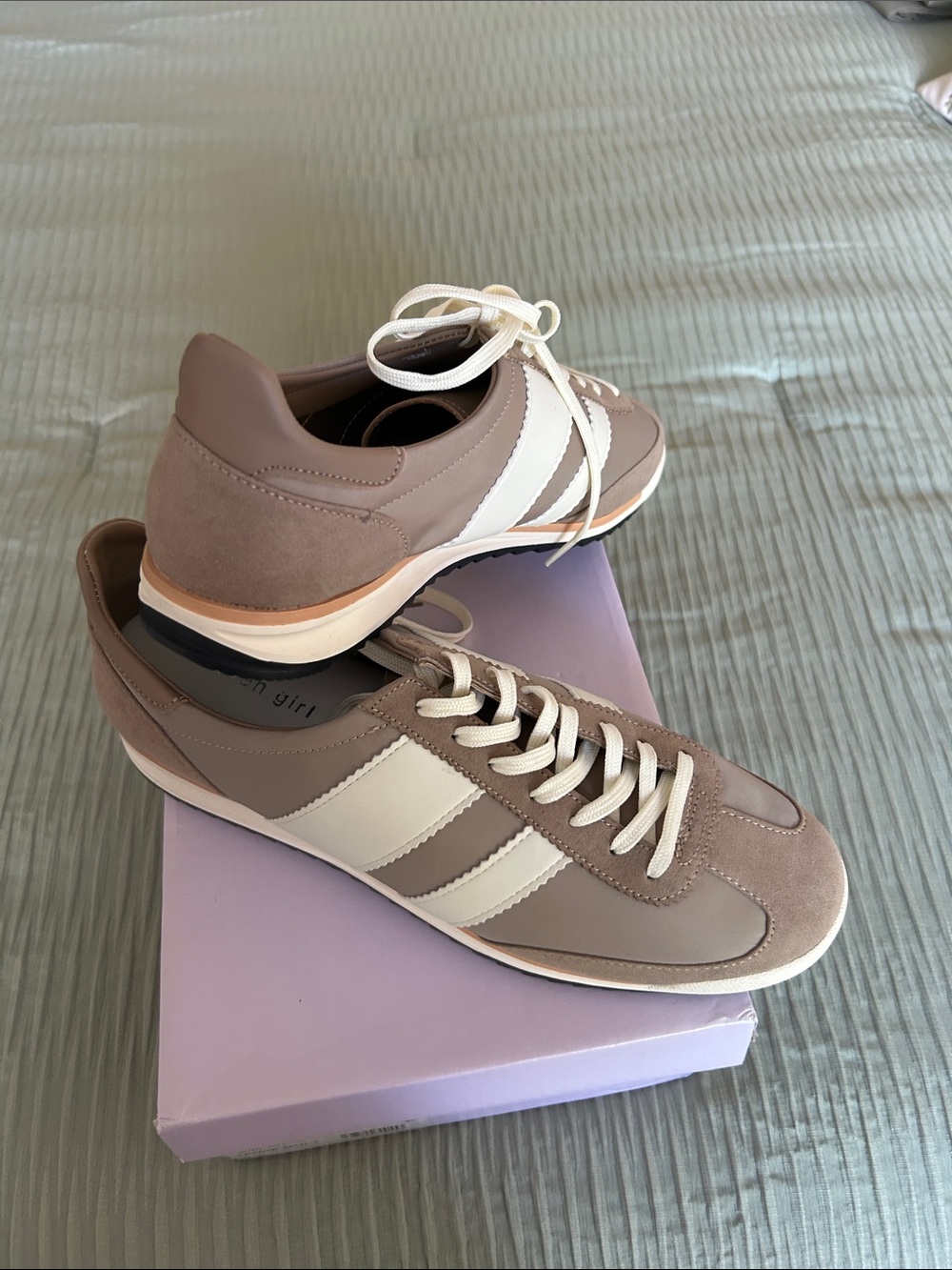 New in box Madden Girl Women’s Jumper Taupe Sneakers with White Stripes - Picture 3 of 3